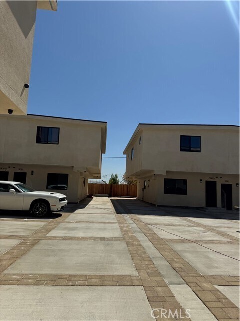 Building Photo - 908 Lakme Ave