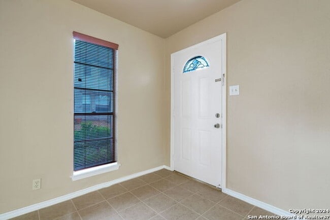 Building Photo - 2811 Woodbury Dr