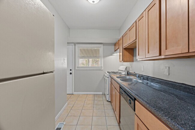 Building Photo - 3-Bedroom Home with Large Backyard – Section 8 Welcome!