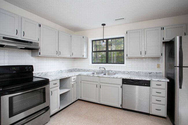 Building Photo - 3 bedroom, 2.5 bath townhome in GREAT Durh...