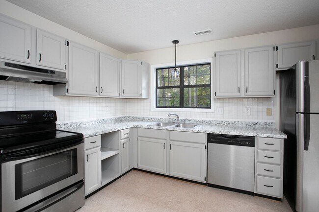 Foto del edificio - 3 bedroom, 2.5 bath townhome in GREAT Durh...