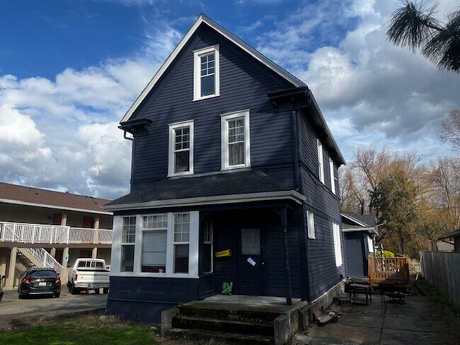 Foto del edificio - 7 Bedroom House close to Shopping and What...
