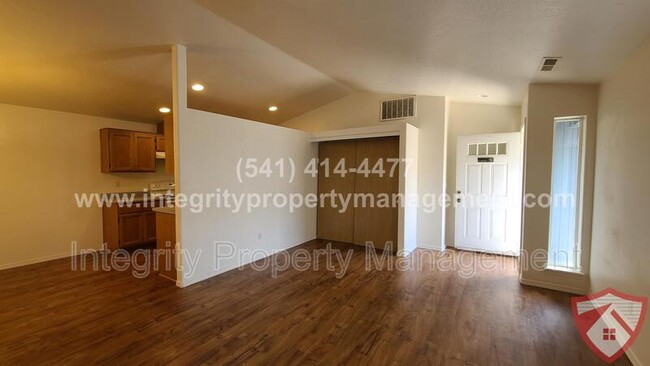 Building Photo - 515 Primrose Dr