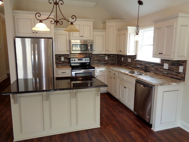 Foto del edificio - Spacious 4BR Home with Open Split Floor Plan, Granite Kitchen & Fenced Yard