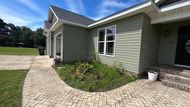 Building Photo - Great Southside Neighborhood!