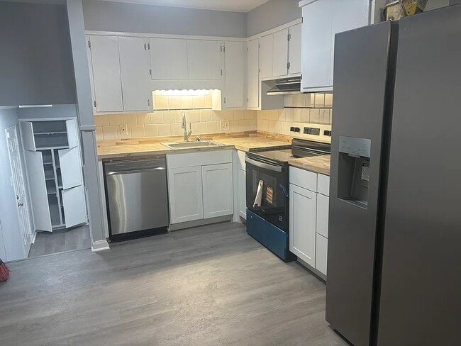 Building Photo - 664 Momote Dr W