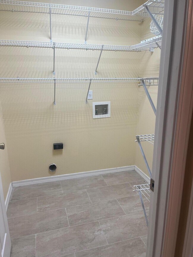 Foto del edificio - 5575 Meadow Creek Pl