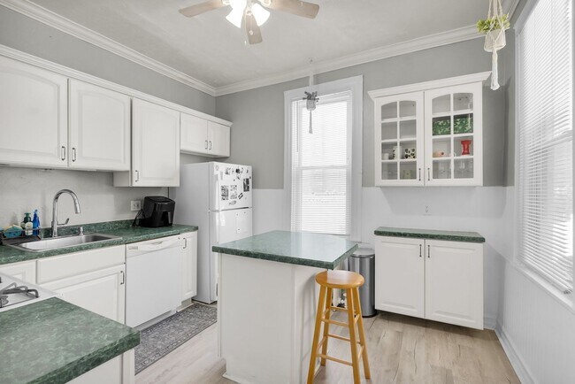 Foto del edificio - 2 BR+ Den/office, 2 bath Bloomfield/Upper ...