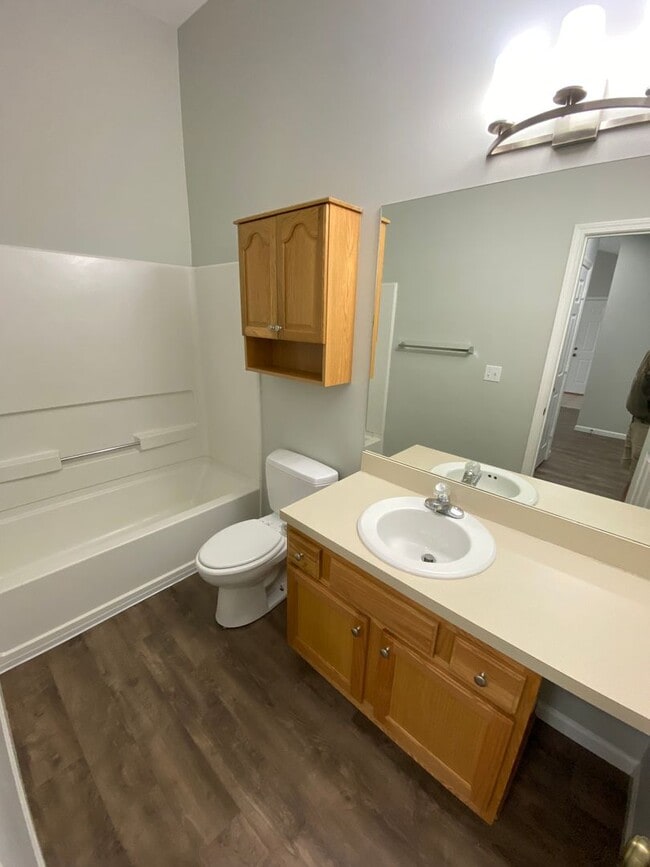 Building Photo - Great Location! 2 Bed 2 Bath 2 car garage.
