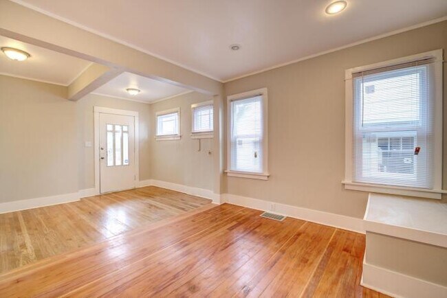 Building Photo - 8 bedroom in Seattle WA 98105