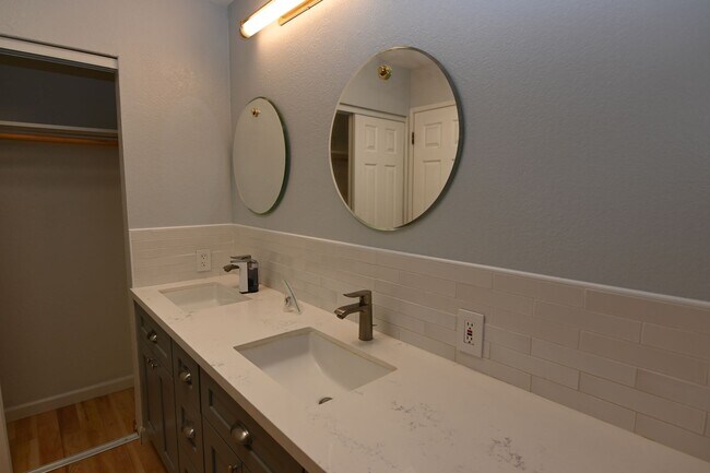 Building Photo - 2bd / 2.5 bath Townhome w/ Garage & AC, Ne...
