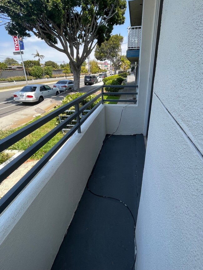 Balcony (outside) - 6715 W 86th Plz