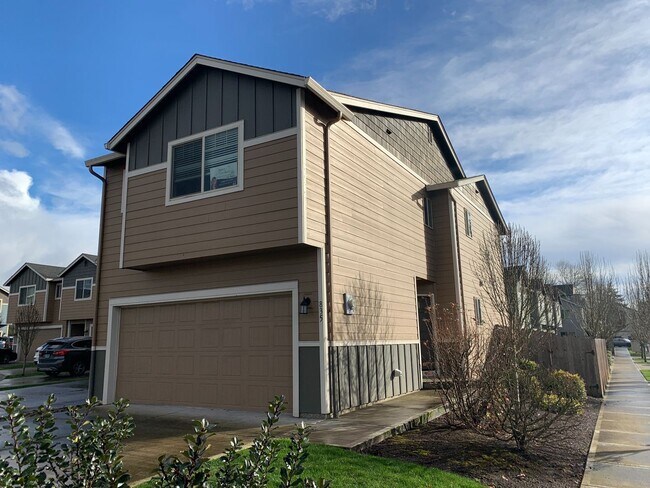 Building Photo - Nearly New, wonderful Townhome - Walmart- ...