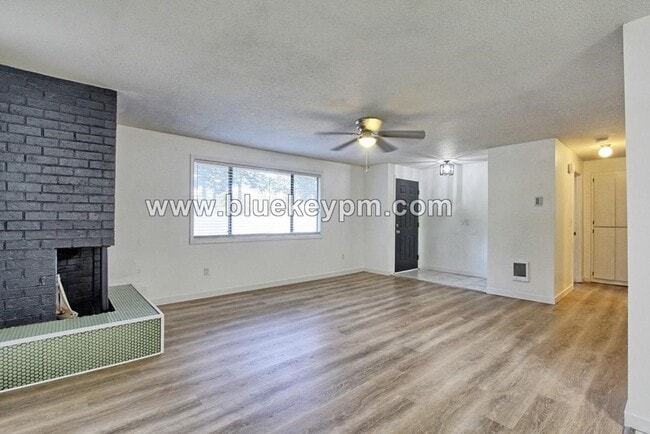 Building Photo - 3 Bed, 2 Baths Duplex in Hearthwood Neighb...