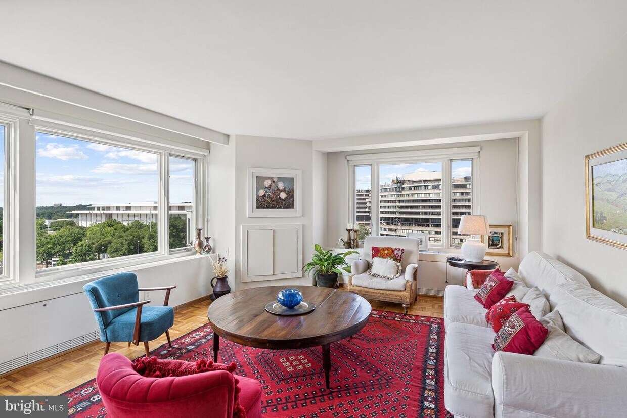 Foto principal - 2475 Virginia Ave NW