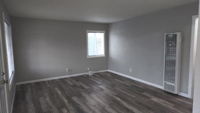 Building Photo - Beautiful 4 Bedroom 2 Bath Home Centrally ...