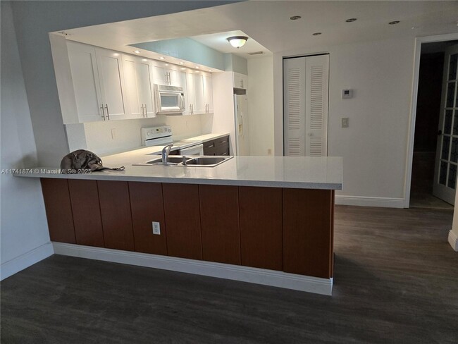 Foto del edificio - 18810 NW 57th Ave