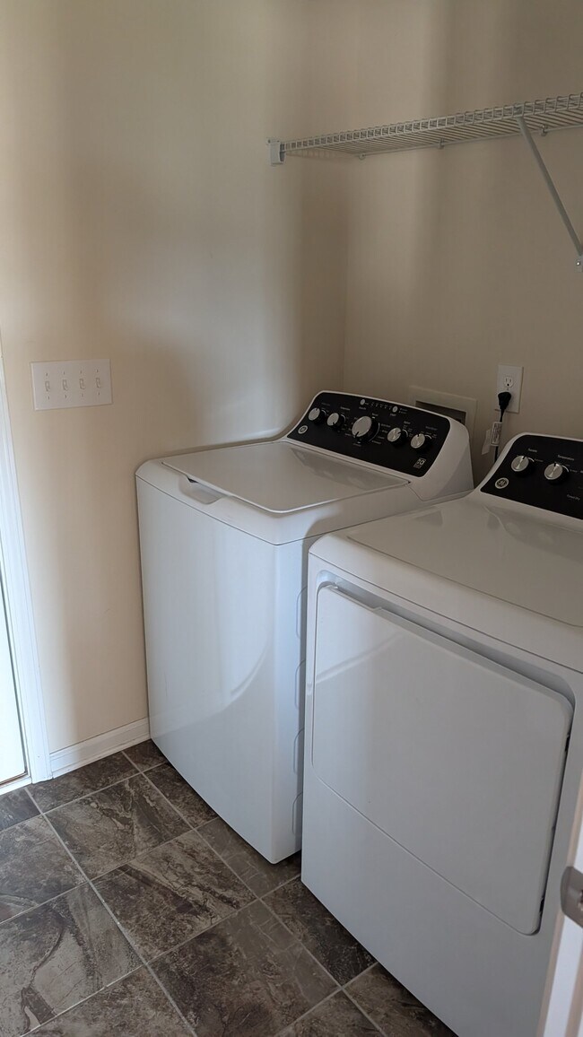 Foto del edificio - 409 Arecales Dr