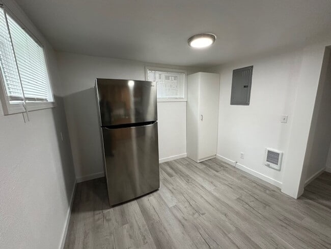 Building Photo - 230 SE 6th Ave