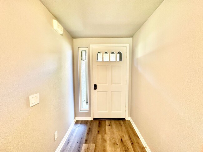 Foto del edificio - Beautiful, End-Unit, Ground Level, Largest SF 1/1 layout in the Pala Mesa Villas Community with G...