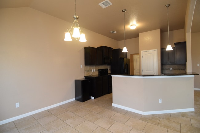 Building Photo - 603 W Vega Ln