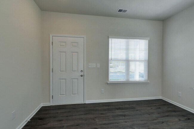 Building Photo - Beautiful 3 Bedroom 2.5 Bathroom end unit ...