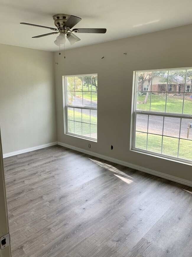 Foto del edificio - 815 Cedar Oaks Ln