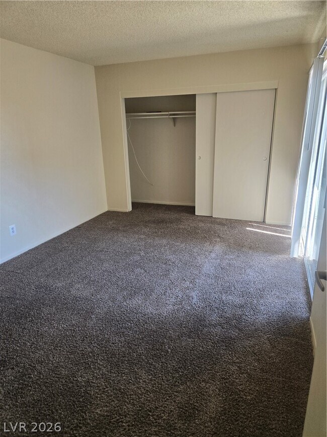 Foto del edificio - 1388 E Desert Inn Rd