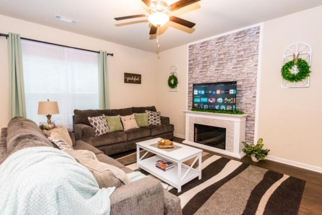 Foto del edificio - 664 Holly Springs Ct