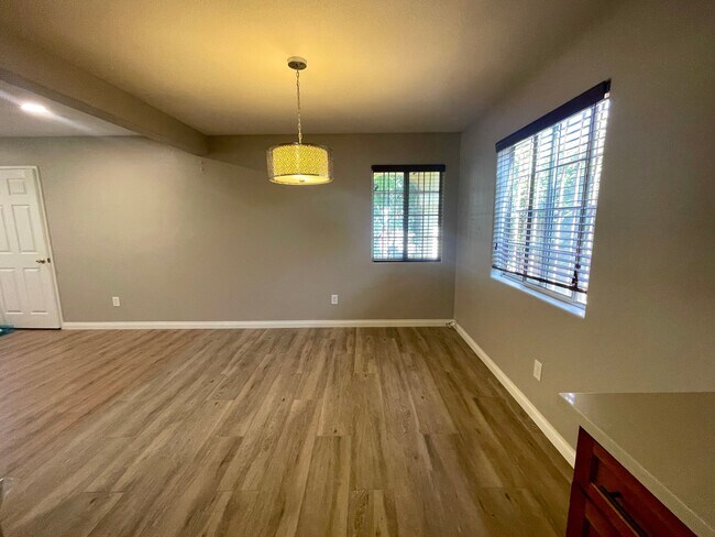 Building Photo - 3035 S Palm Grove Ave