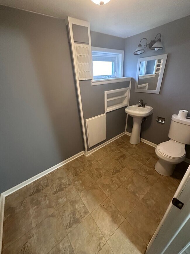 Foto del edificio - $1495 - 3 bedroom/ 1.5 bathroom - Beautifu...