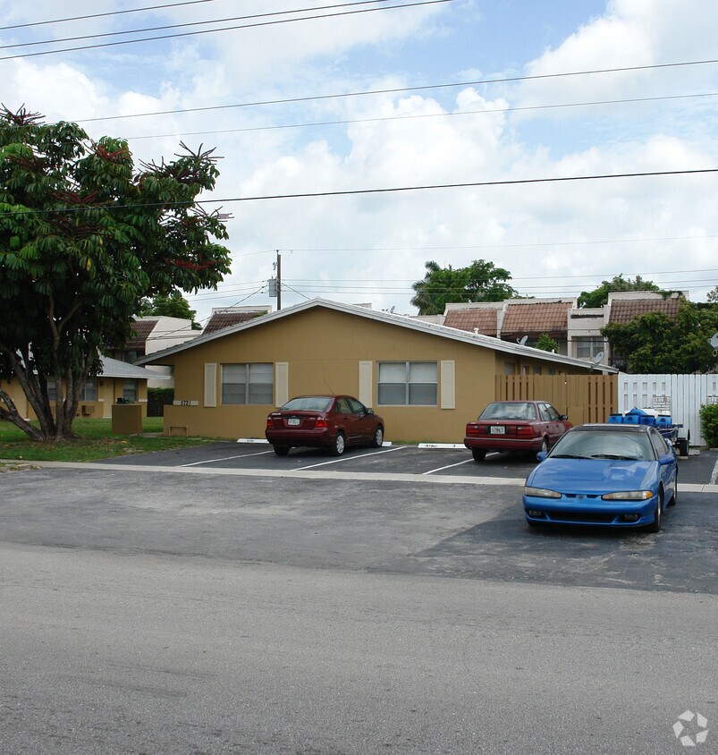 Foto del edificio - 5721 NW 15th St