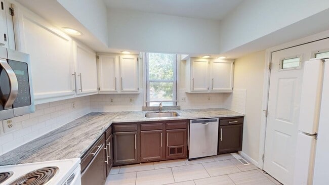 Foto del edificio - 7 BEDROOMS + 3 FULL BATHROOMS + 2 FULL SIZ...