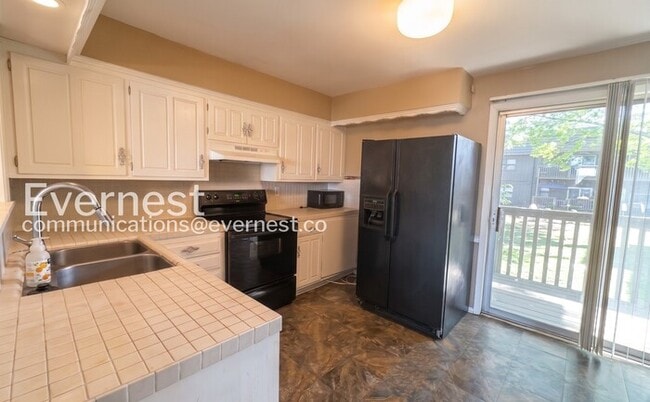 Building Photo - 452 W 104th St