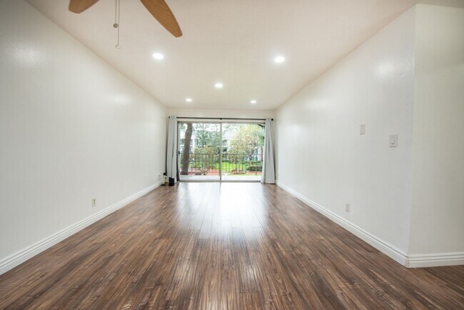 Foto del edificio - Newport Beach One Bedroom Beauty