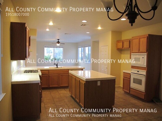 Building Photo - 4 Bed 3 Bath + Bonus Room ~ Two Story Home...