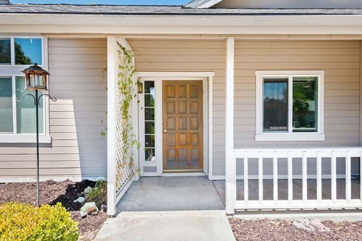 Primary Photo - GORGEOUS 3 BEDROOM 2 BATH SINGLE FAMILY HO...