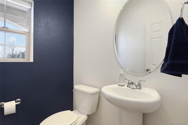 Building Photo - Beautiful 4 Bedroom Home in First Creek Av...