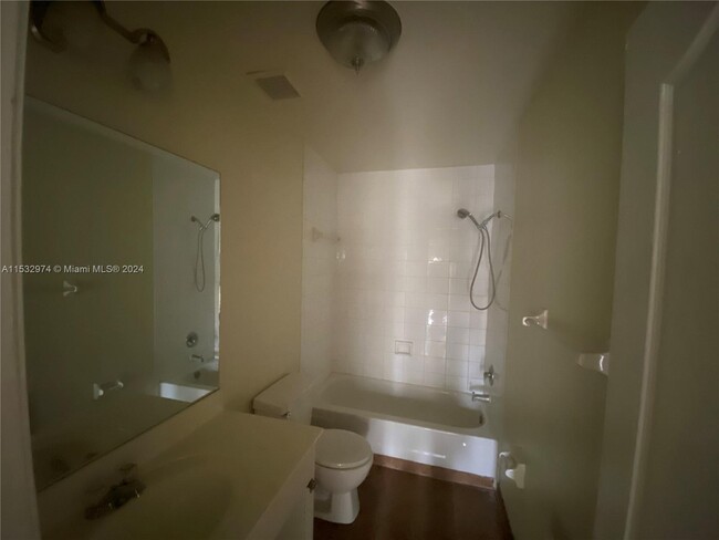 Foto del edificio - 960 NE 212th Terrace