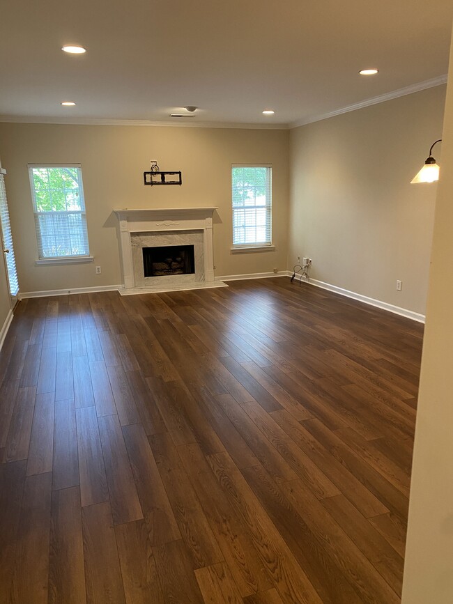 Family room with fireplace - 1752 Savannah Park