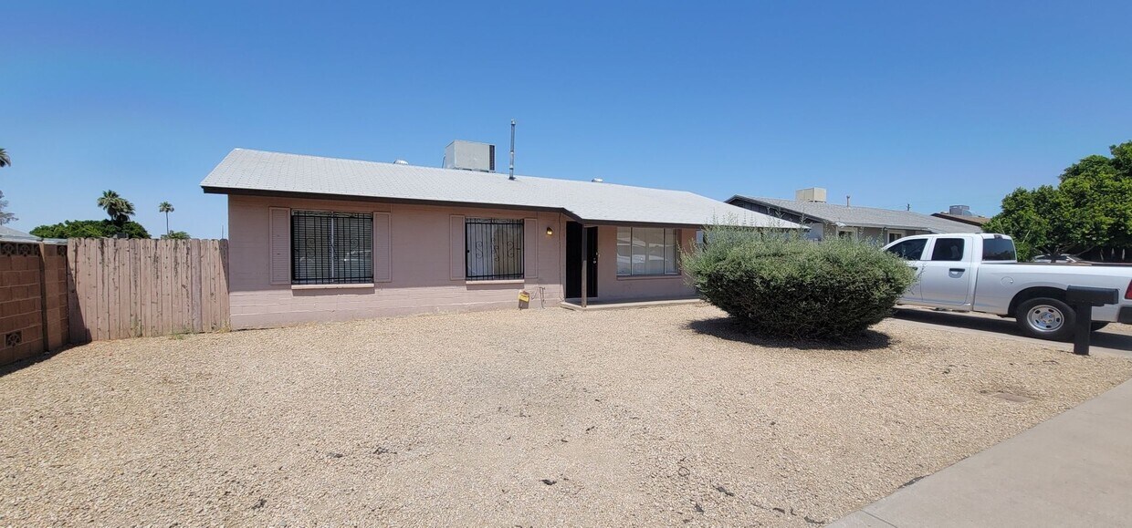 3-Bedroom Home with Spacious Backyard & Ca... - 3-Bedroom Home with Spacious Backyard & Ca...