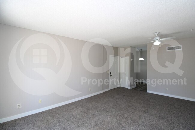 Foto del edificio - 2807 E Paradise Ln