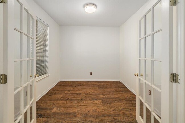 Foto del edificio - 2023 Wood Glen Dr