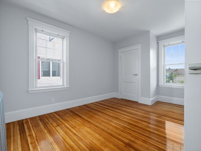 Building Photo - Avl 6/1/26 No Fee! Renovated 4BR near Tuft...