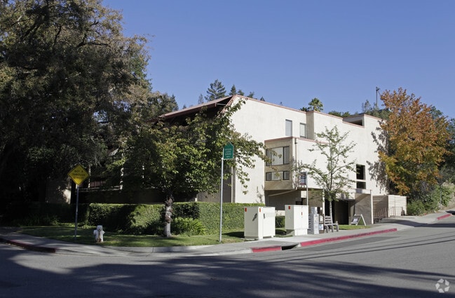 Building Photo - 1600 Carmel Dr