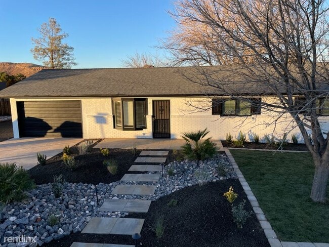 Foto del edificio - 3 br, 2 bath House - 1095 S smoke tree st