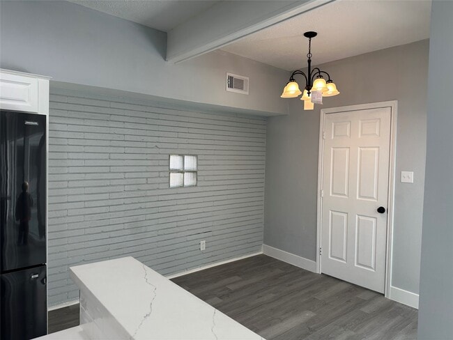 Building Photo - 5005 Tamarach Dr