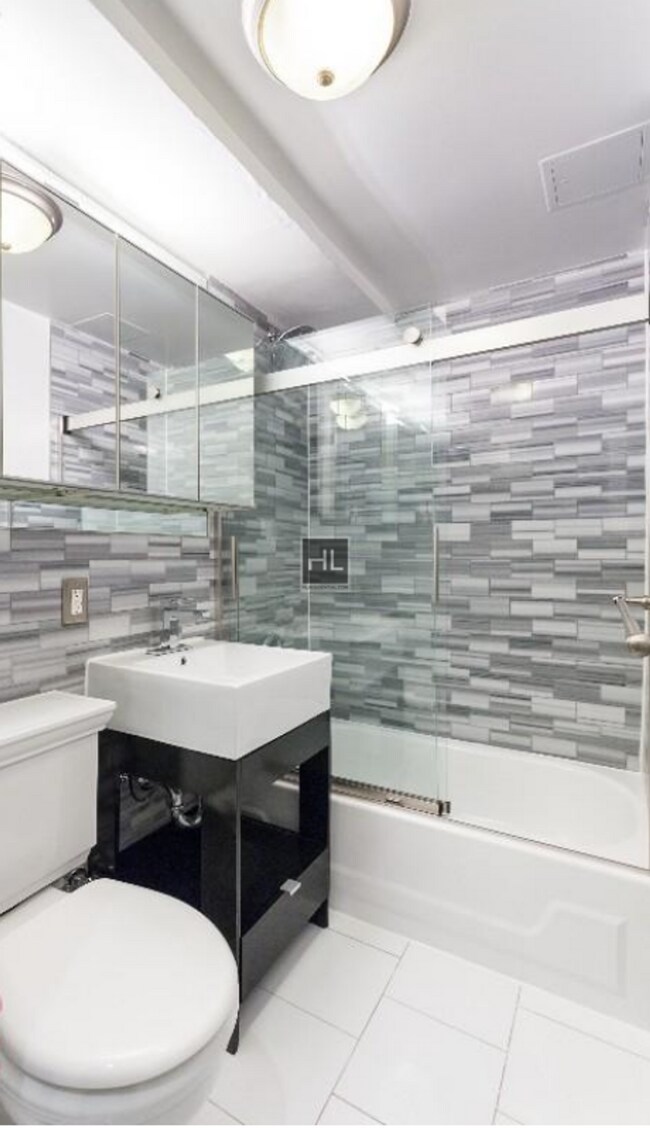 Building Photo - Act now on this gorgeous 2BR 1BTH apartmen...