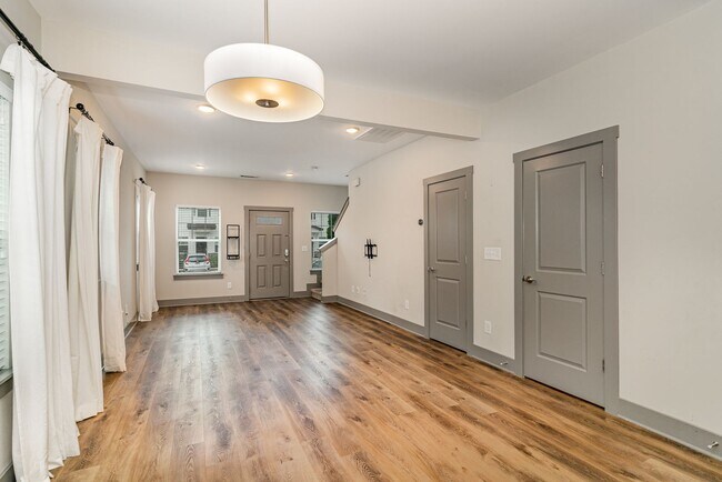 Building Photo - Available Now! 2 Bed 2.5 bath Bellevue tow...