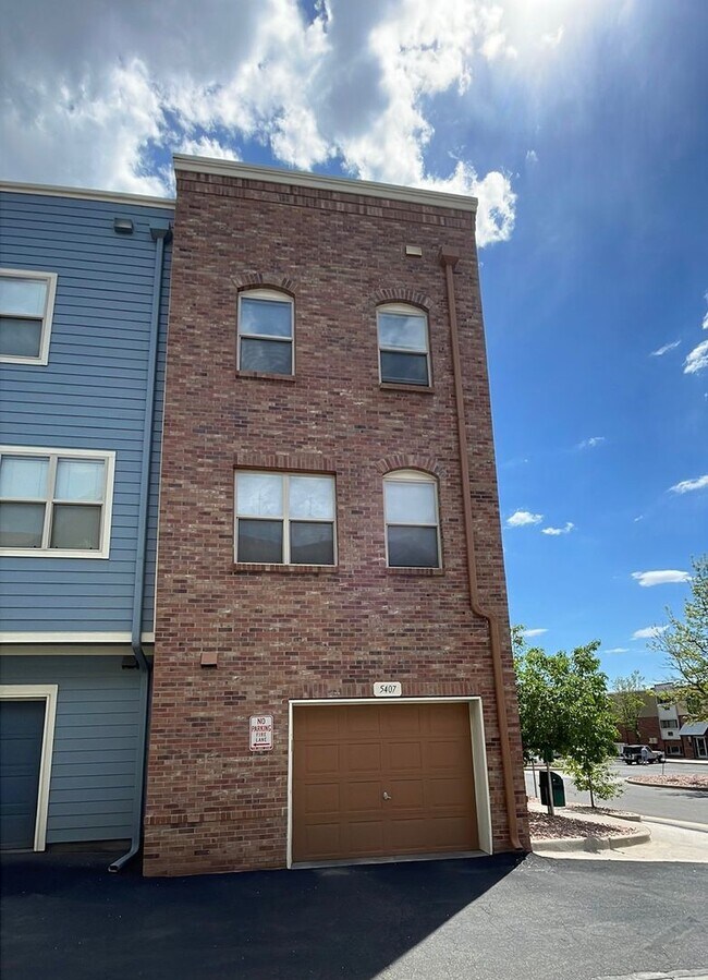 Building Photo - 3 Bed End Unit Townhome near Old Town Arvada
